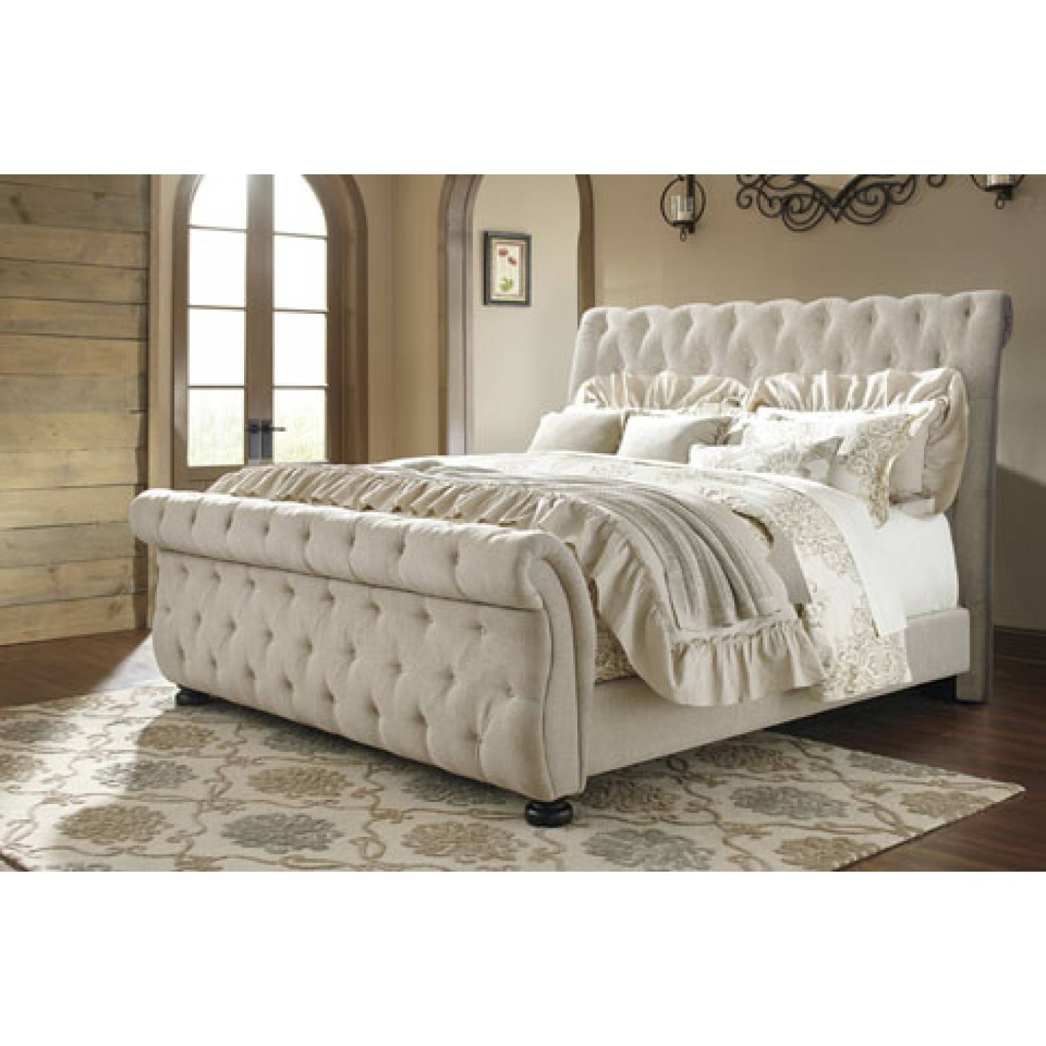 B643 Willenburg Queen Upholstered Bed